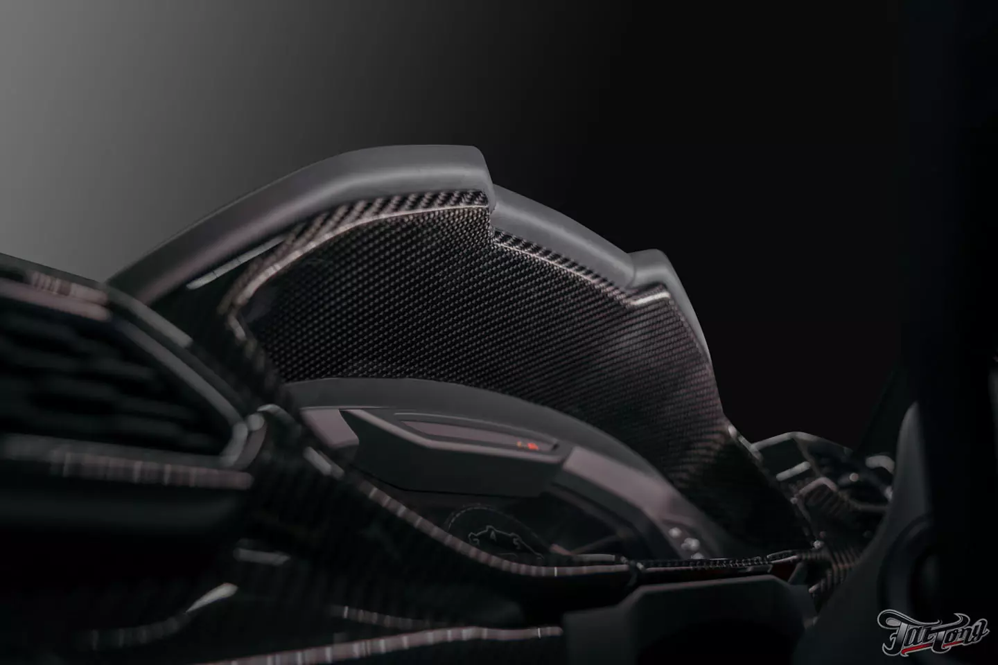 Ламинация элементов салона карбоном в шикарном Lamborghini Urus